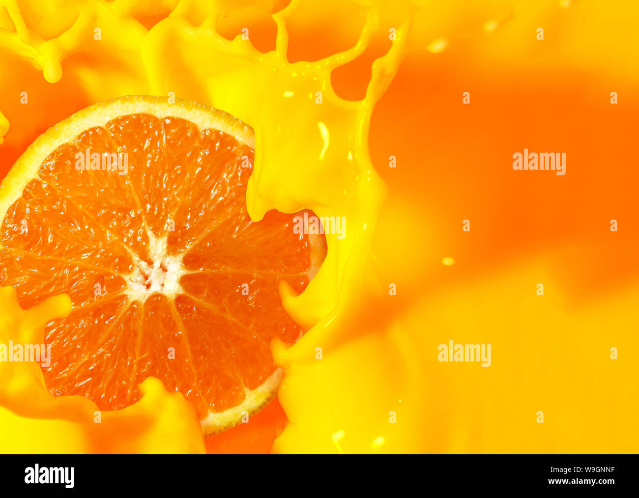 Orange Frucht Halbieren mit Orangensaft splash Hintergrund Stockfoto