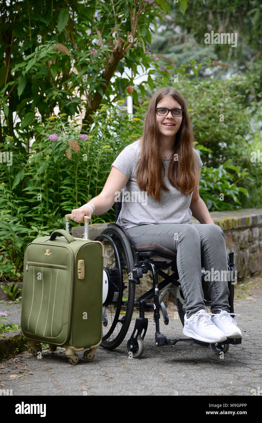 Trier, Deutschland. 09 Aug, 2019. Lily Vogel zeigt eine von ihren Koffer  vor der Wohnung ihrer Eltern, die sie mit ihr zu Ghana in ein paar Tage  dauert, um dort ein Jahr