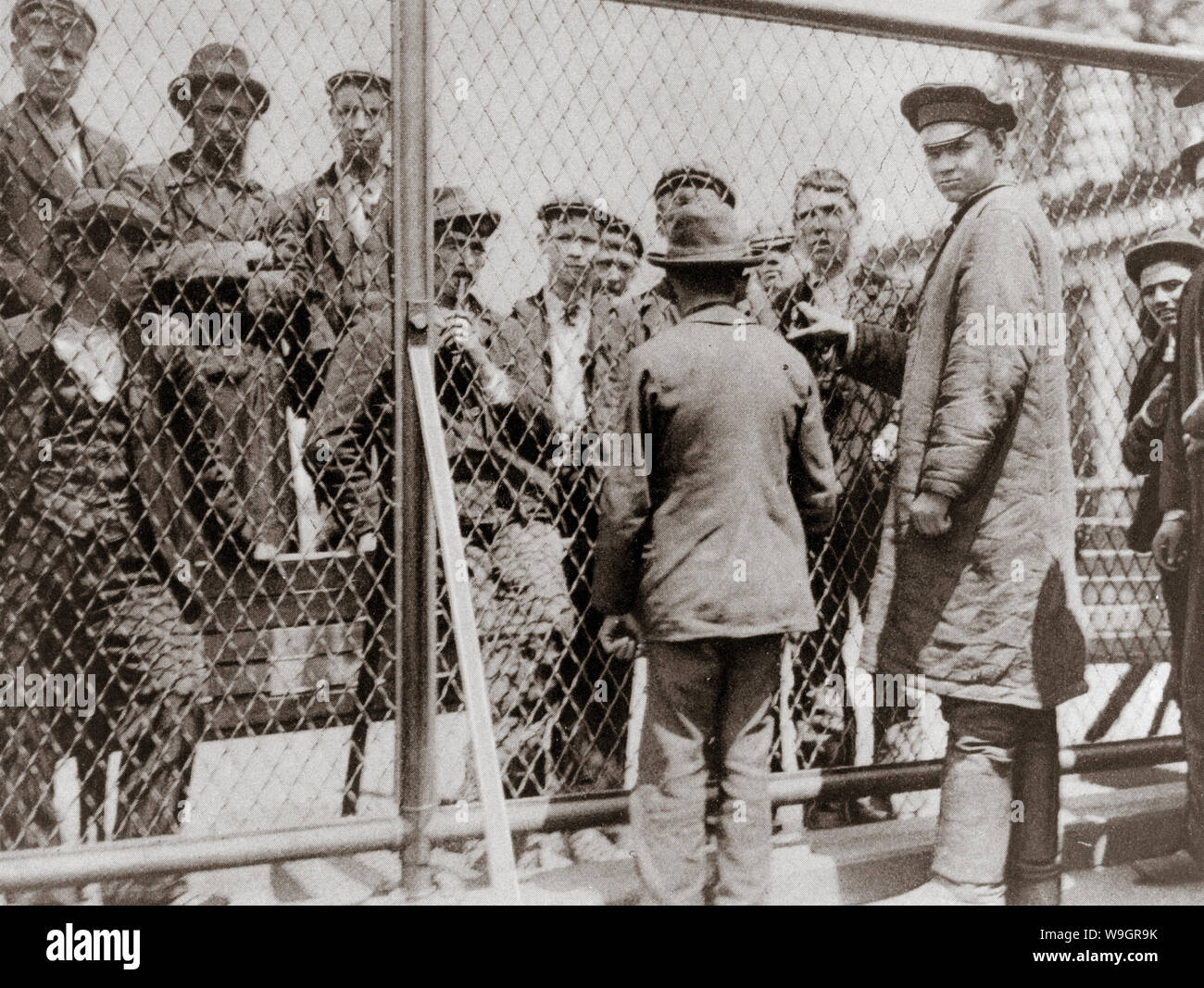 Immigrants ellis island new york Fotos und Bildmaterial in hoher