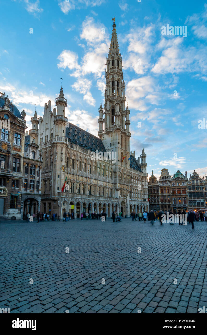 Lange Belichtung der majestätischen Grand Hauptplatz in Brüssel mit der Stadt Halle und eine verschwommene Bewegung von Menschen, Belgien. Stockfoto