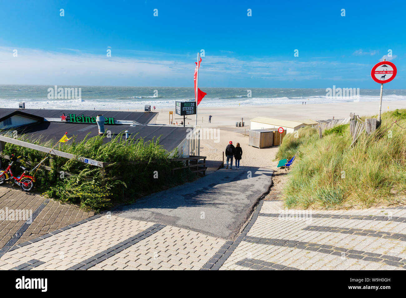 Domburg, Niederlande - 09 Juni, 2016: Zugang zum Strand von Domburg, mit nicht identifizierten Personen. Domburg ist ein beliebtes Reiseziel in der p Stockfoto