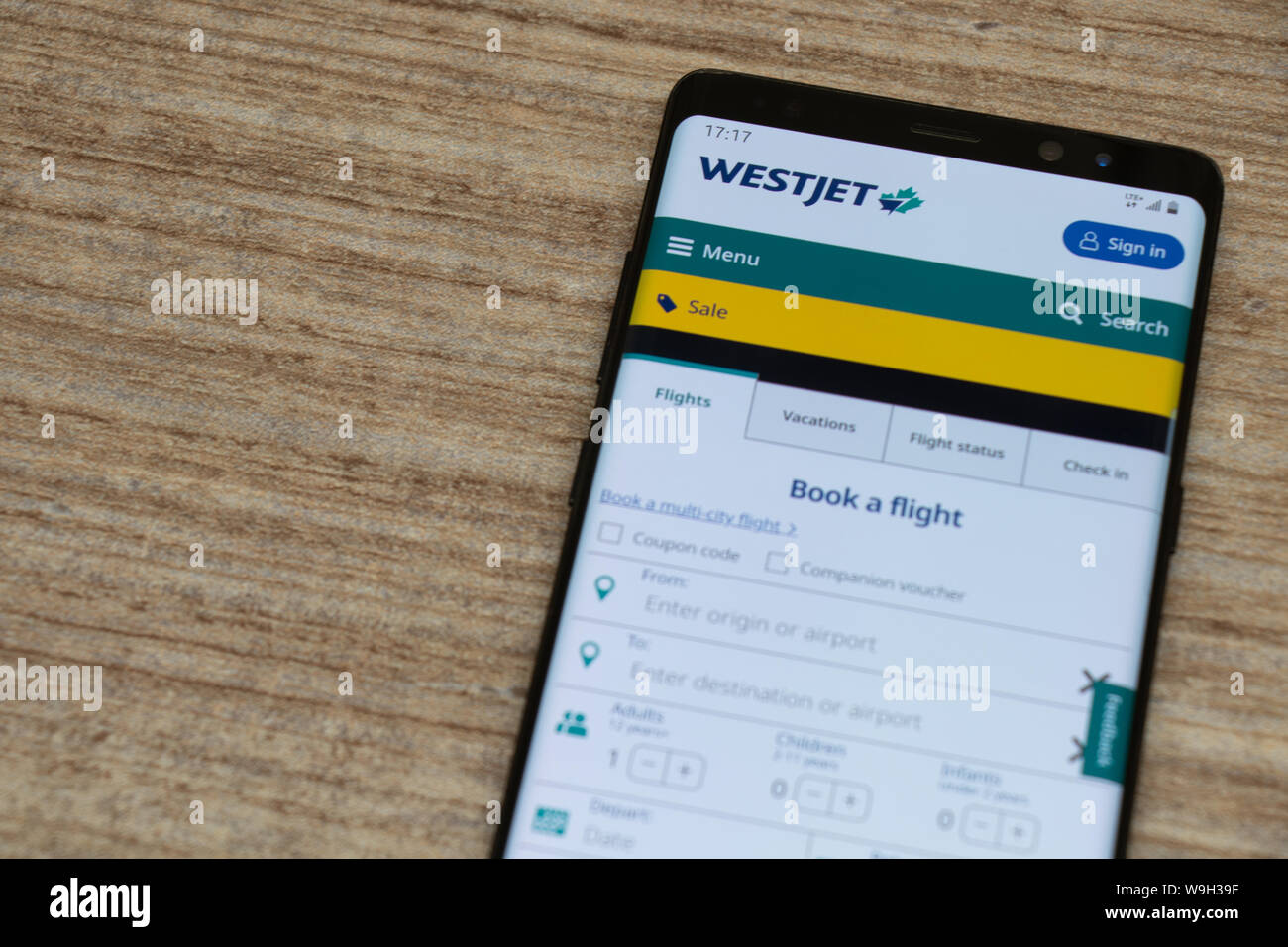 WestJet Airlines Website auf ein Android Smartphone, während auf einem Tisch platziert. Stockfoto