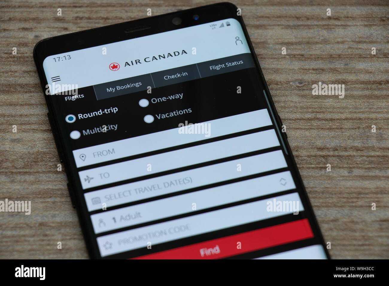 Nahaufnahme der Air Canada Website auf einem Smartphone, während auf einem Tisch platziert. Stockfoto
