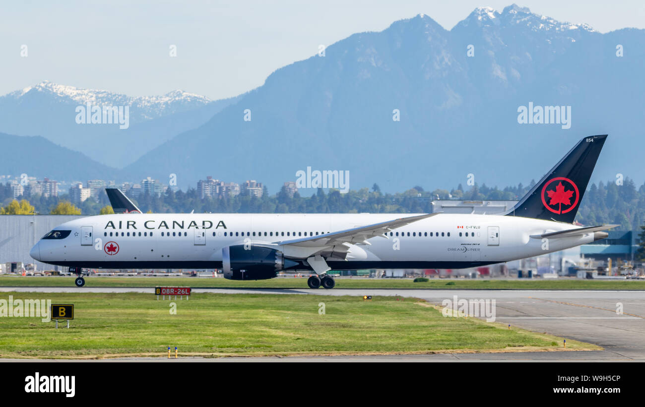 Air Canada Boeing 787-9 am Start Roll von Vancouver Intl. Flughafen mit den Bergen im Hintergrund. Stockfoto