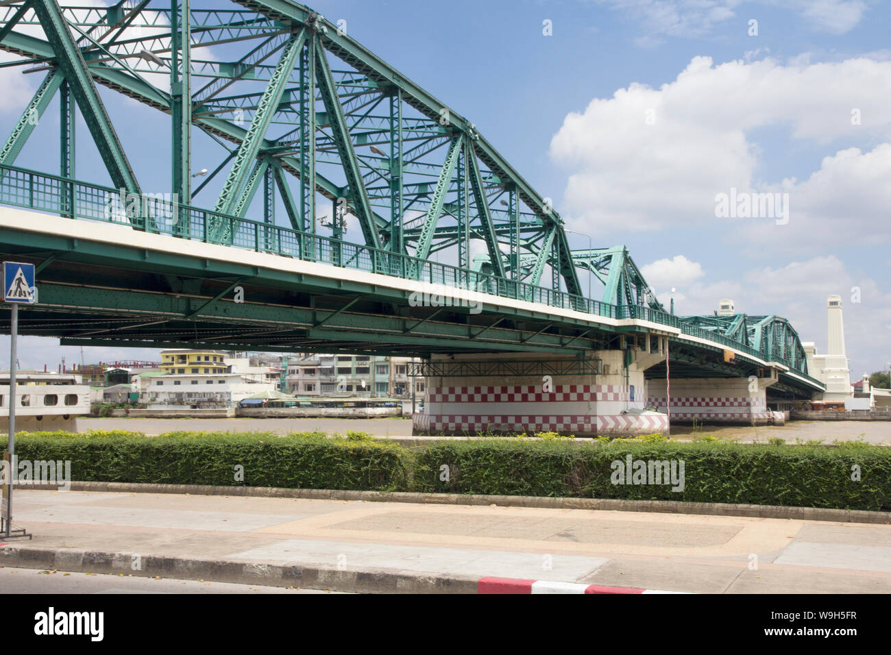 Memorial Bridge, Bangkok aus der Thonburi Seite Stockfoto