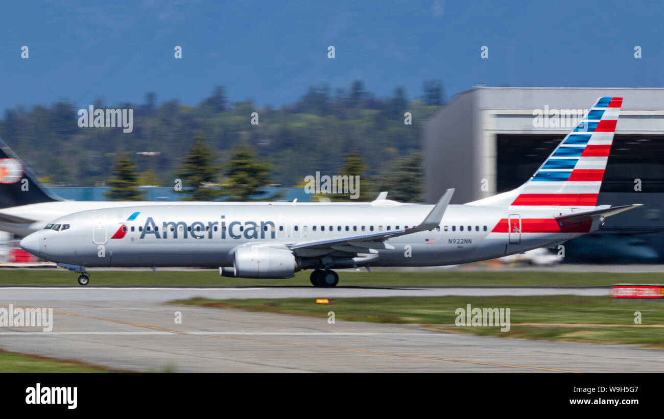 American Airlines Boeing 737-8 Beschleunigung auf der Startbahn in Vancouver Intl. Flughafen. Stockfoto
