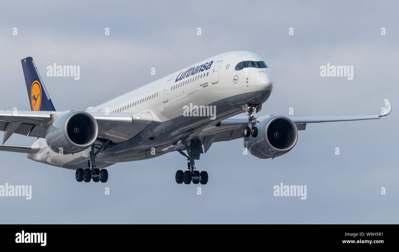 Lufthansa Airbus A 350-9 Landung an einem bewölkten Tag in Toronto Pearson Intl. Flughafen. Stockfoto