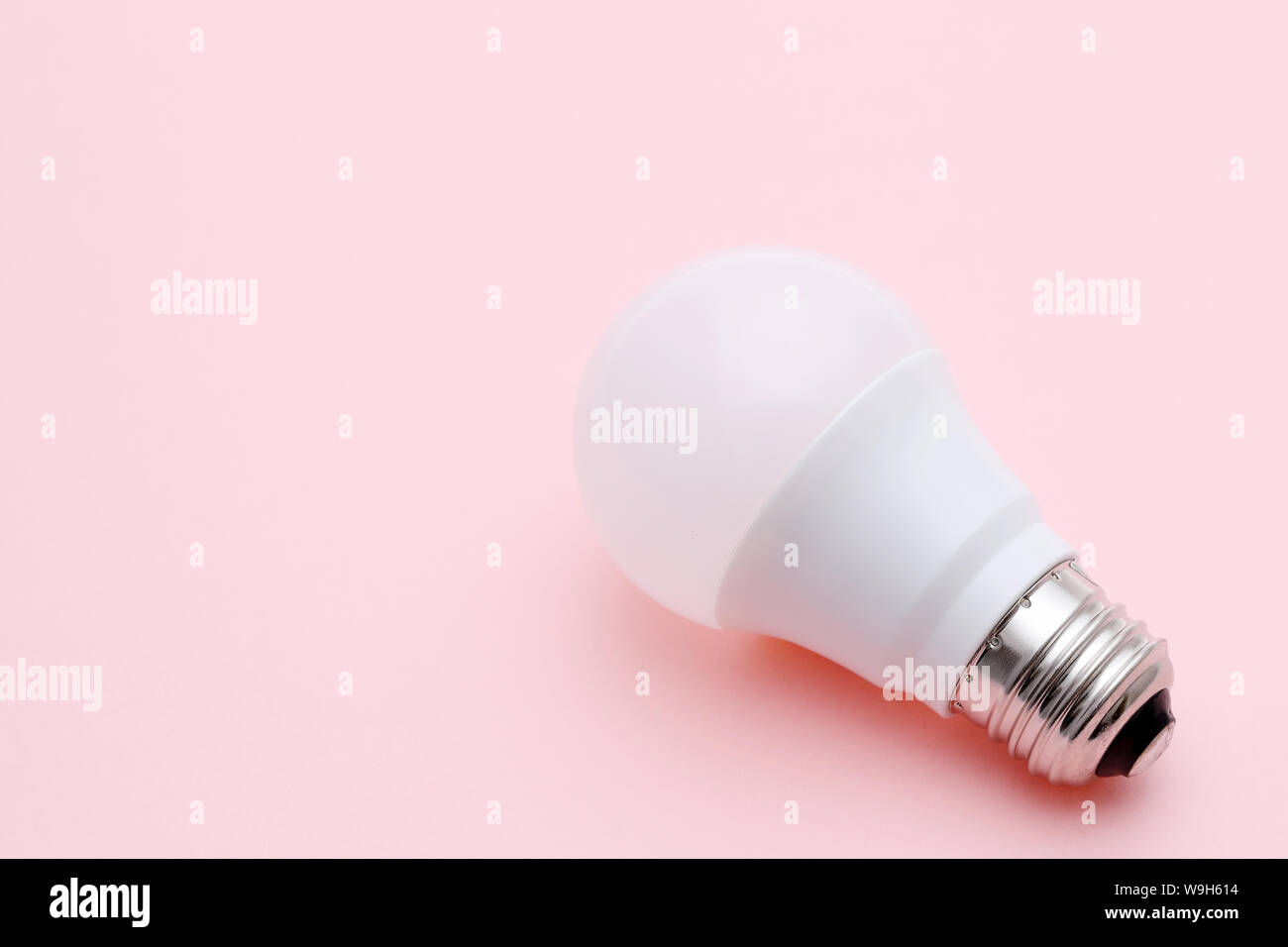 LED-Energiesparlampe auf rosa Hintergrund Stockfoto
