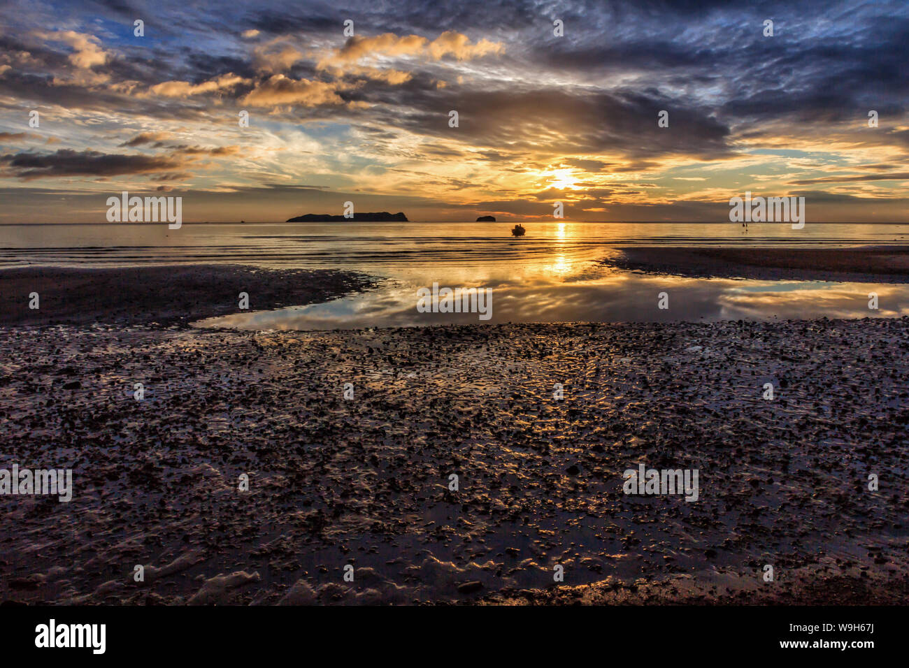 Sonnenaufgang am Sanamran Strand, Chumphon Provinz, Thailand Stockfoto