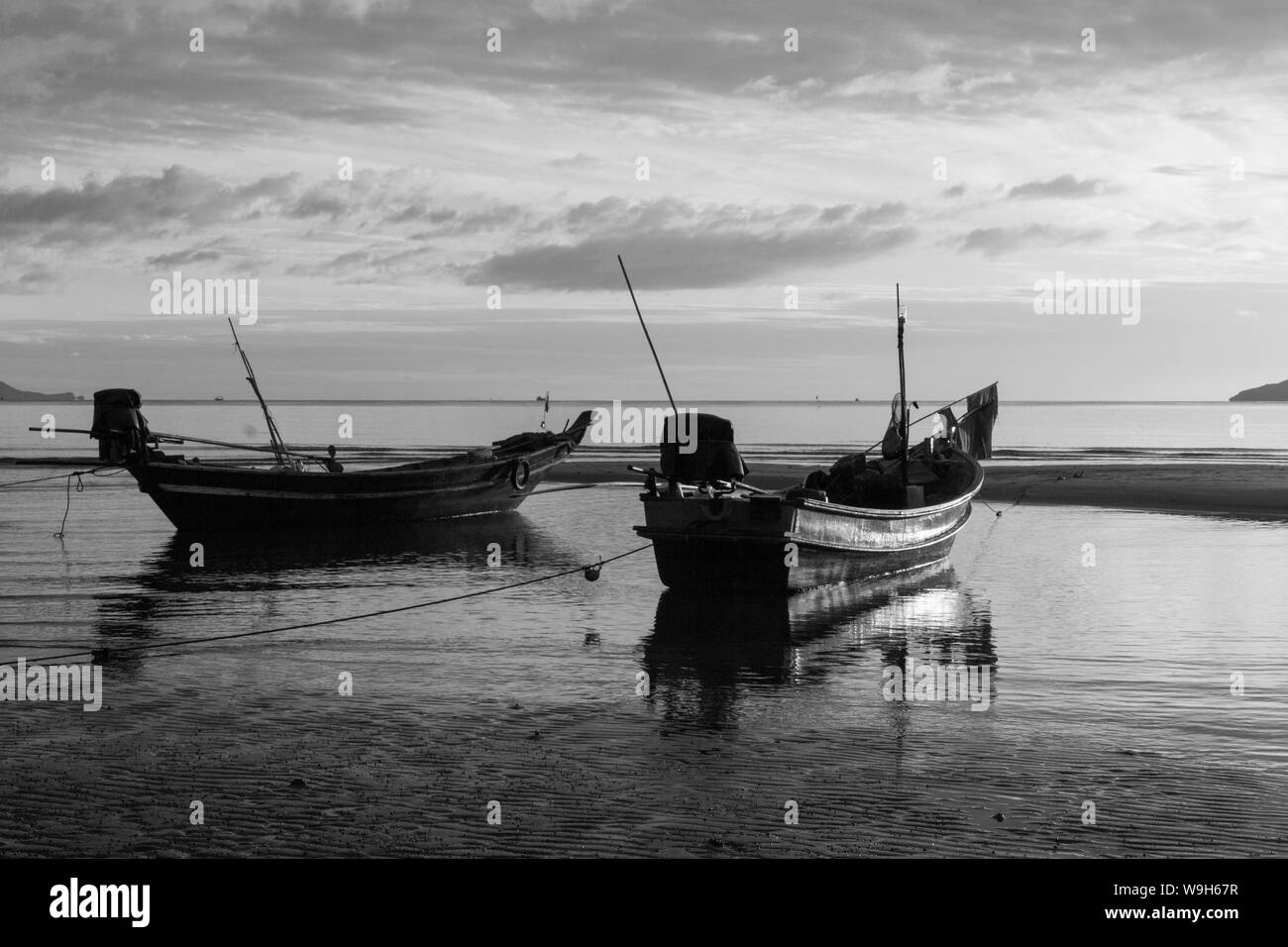 Boote bei Sonnenaufgang, Sanamran Strand, Chumphon Provinz, Thailand Stockfoto