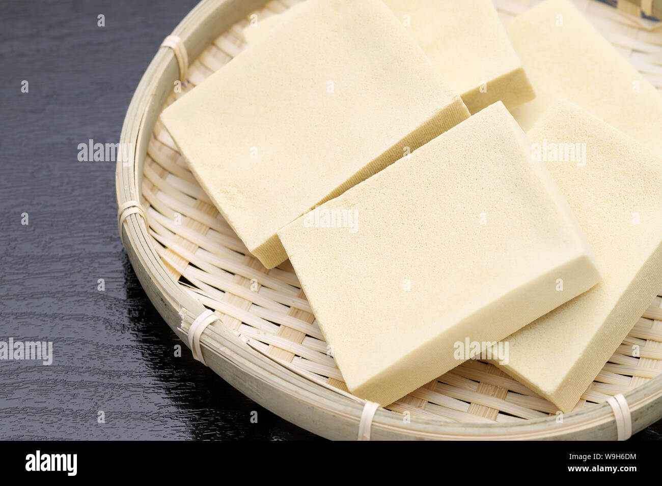 Japanisches Essen, Kouya tofu auf schwarzem Hintergrund Stockfoto
