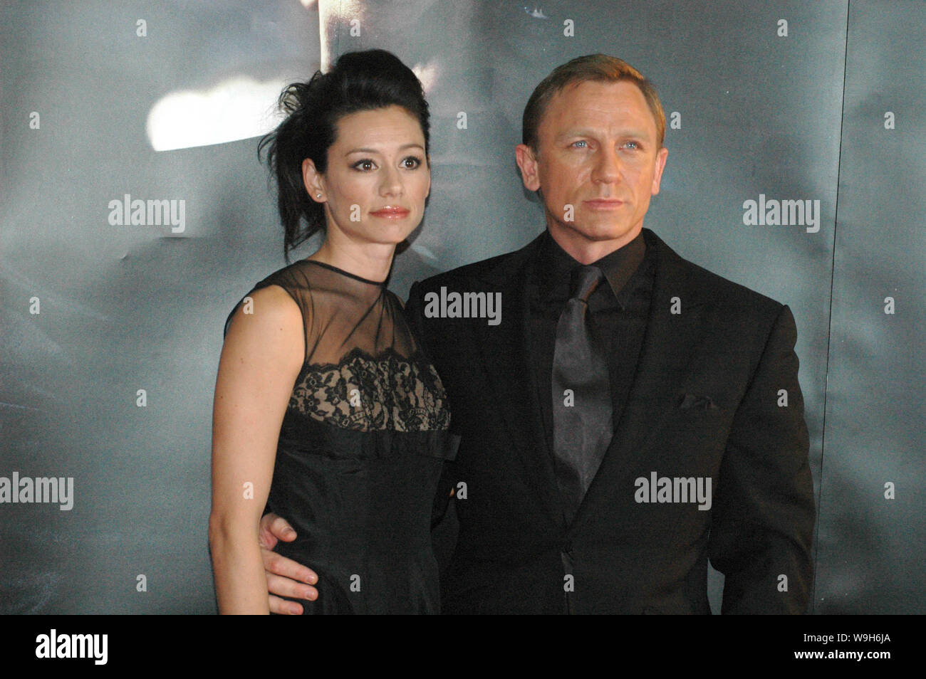 Hollywood Schauspieler Daniel Craig (R) und seine Freundin Satsuki Mitchell kommen für die Premiere des neuesten James Bond Film "Casino Royale" in Peking, M Stockfoto