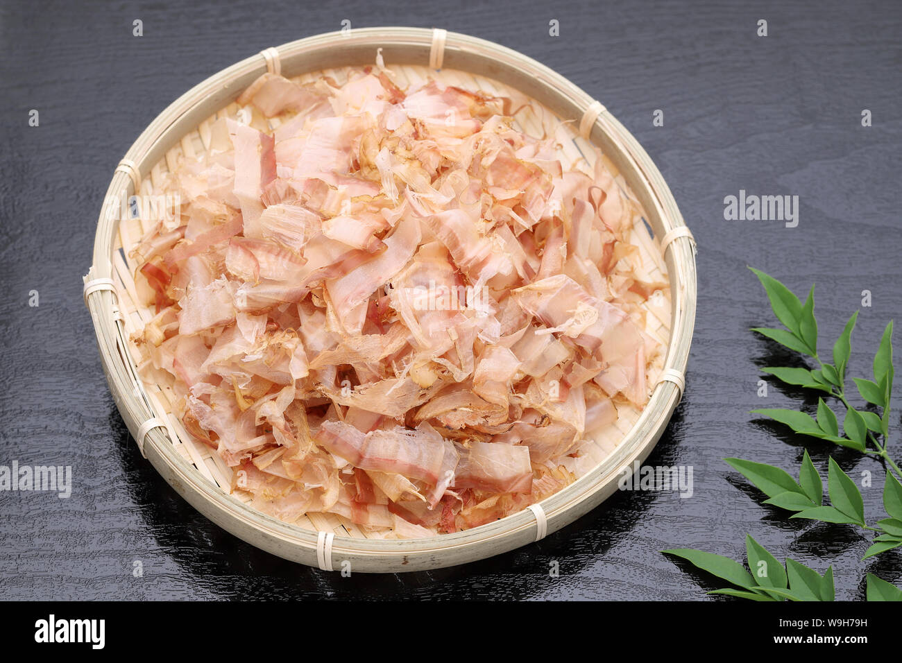 Japanisches Essen, Katuobushi der getrockneten Bonito auf schwarzem Hintergrund Stockfoto