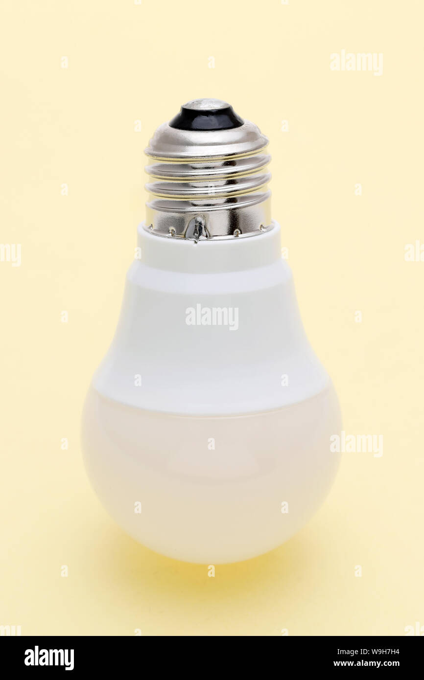 LED-Energiesparlampe auf gelbem Hintergrund Stockfoto