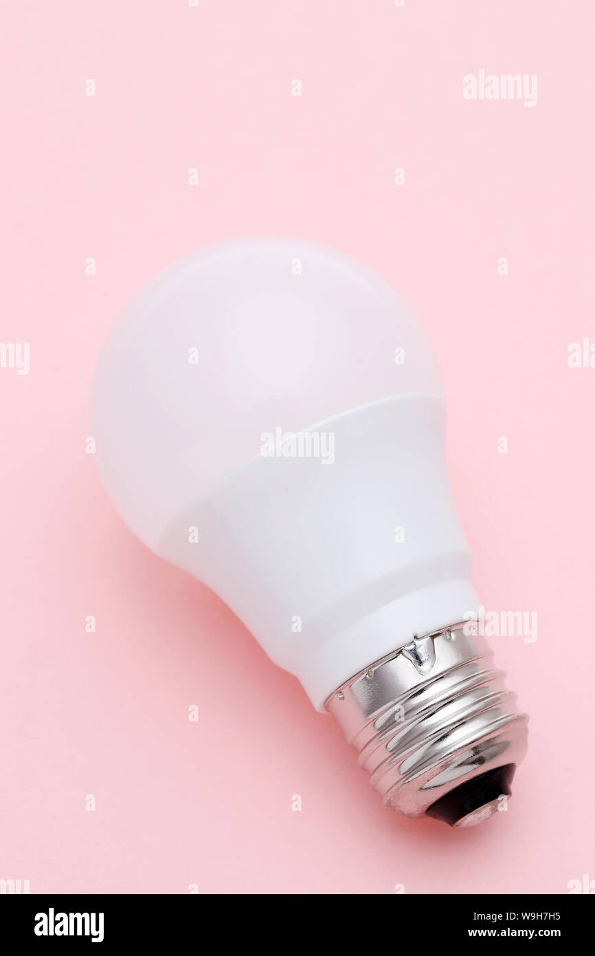 LED-Energiesparlampe auf rosa Hintergrund Stockfoto