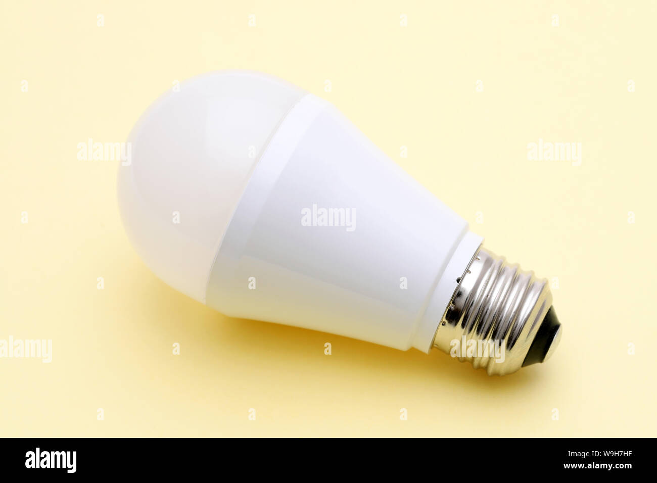 LED-Energiesparlampe auf gelbem Hintergrund Stockfoto