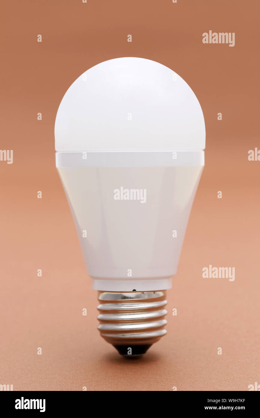 LED-Energiesparlampe auf braunem Hintergrund Stockfoto