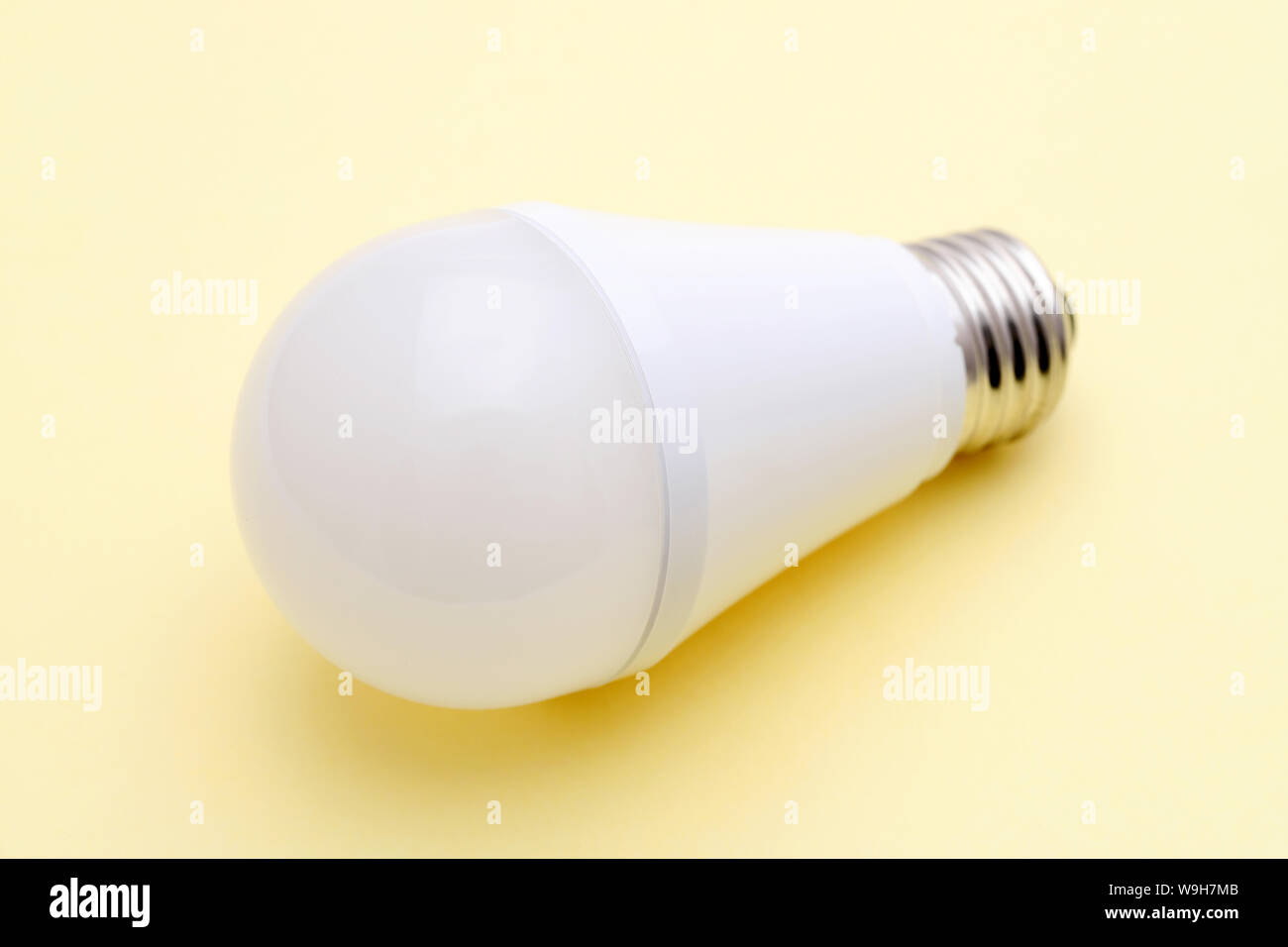 LED-Energiesparlampe auf gelbem Hintergrund Stockfoto