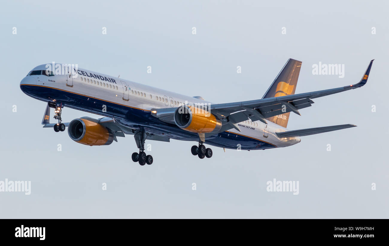 Island Air 757-2 Landung am Toronto Pearson Intl. Flughafen auf einem hellen Abend. Stockfoto