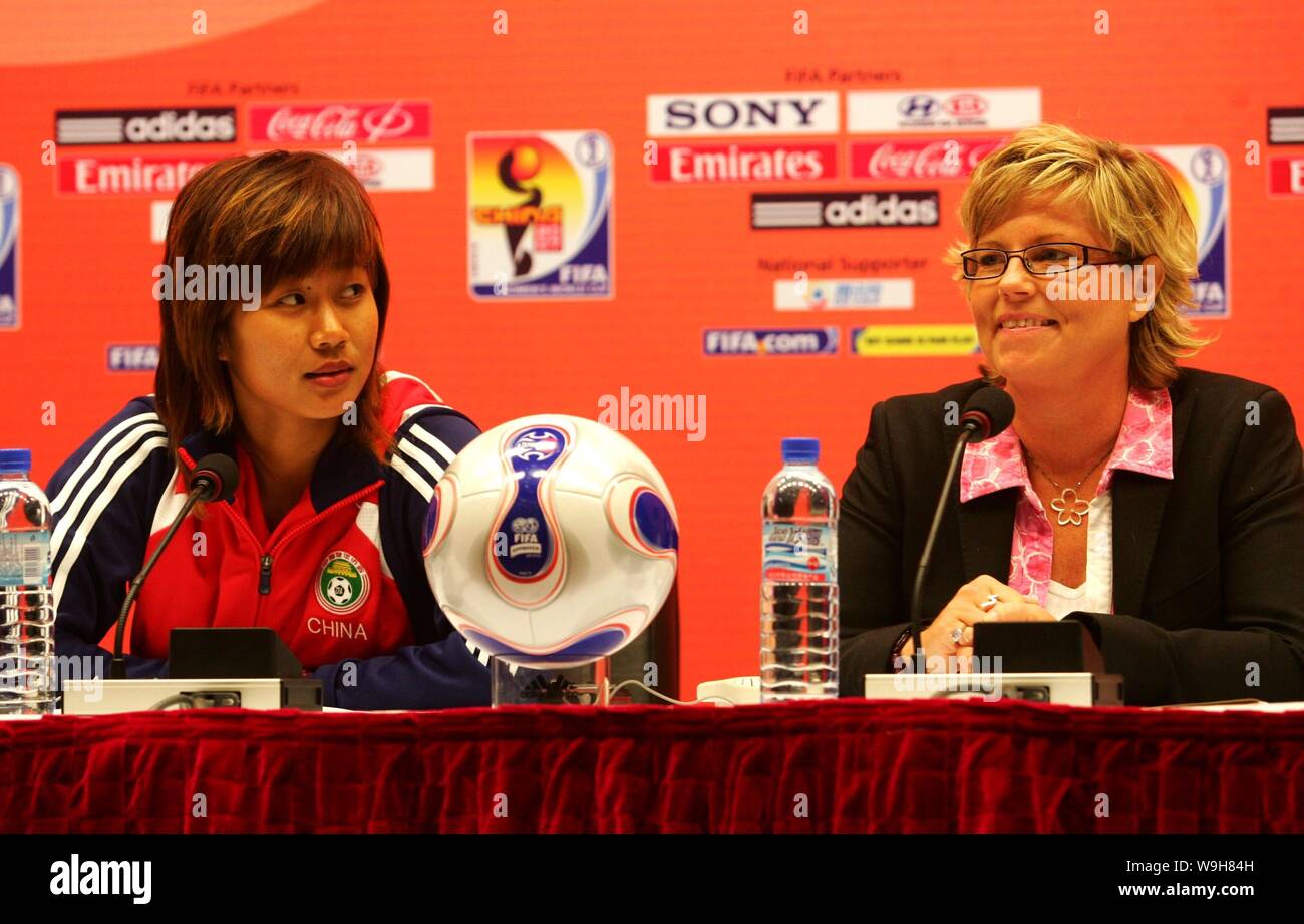 Chinesische Fußballspieler Han Duan (links) und der chinesischen nationalen Frauen- fußballmannschaft Trainer Marika Domanski-Lyfors während der letzten Auslosung für die FIFA Frauenfussball-Weltmeisterschaft 2007 Stockfoto