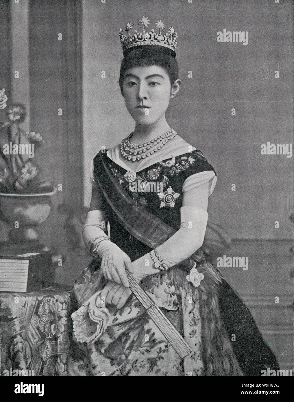 [1900s Japan - Japanische Empress Shoken] - Portrait von Empress Shoken (昭憲皇后, shoken Kogo, 1849 - 1914), Gemahlin des Kaisers Meiji. Geboren als Masako Ichijo (一条勝子), nahm sie den Vornamen Haruko (美子) wenn Sie wurde von Kaiser Meiji am September 2, 1867 (keio 2). Ihr Name wurde posthum an Empress Shoken geändert. Veröffentlicht in der britischen Wochenzeitung der König und seine Marine und Armee am 13. Februar 1904 gezeigt. 19 Vintage Zeitung Abbildung. Stockfoto