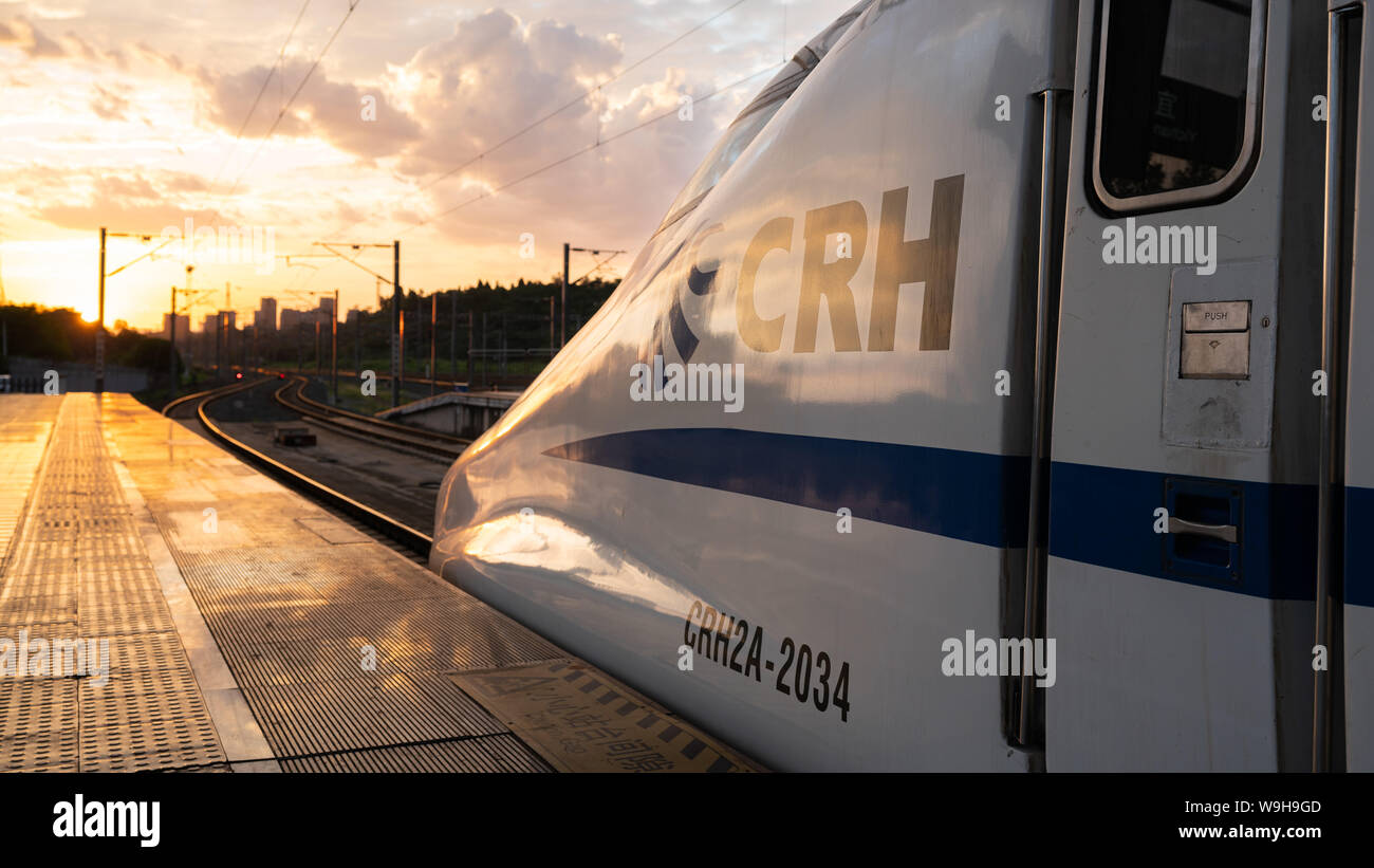 Yichang China, 11. August 2019: Kopf eines chinesischen Hochgeschwindigkeitszug CRH bei Sonnenuntergang bei Yichang in China Stockfoto
