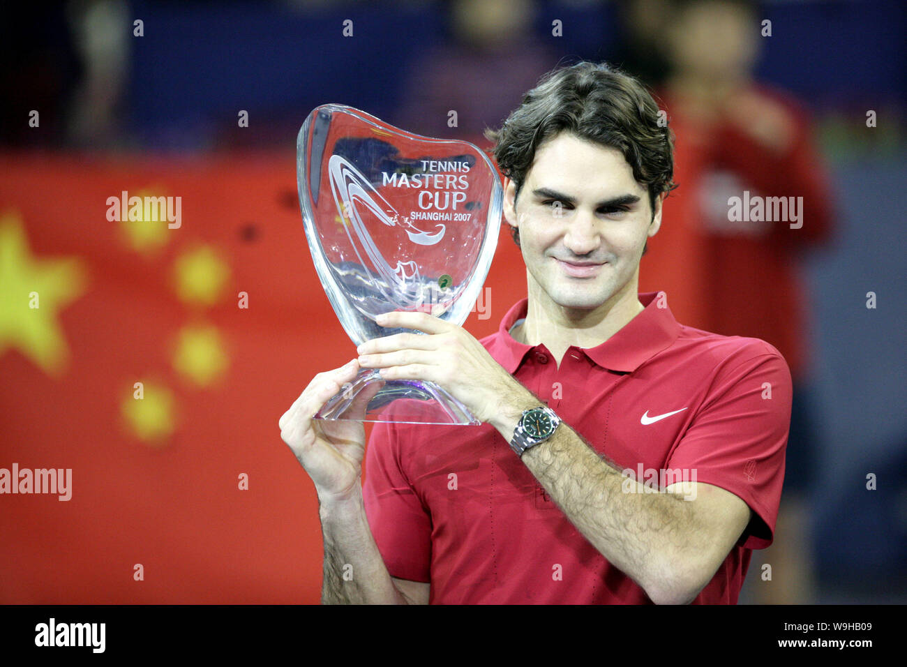 Roger Federer von der Schweiz hat seinen Meister Trophäe während der Endrunde der Tennis Masters Cup Shanghai 2007 in Shanghai vom 18. November 2007. Roger Stockfoto