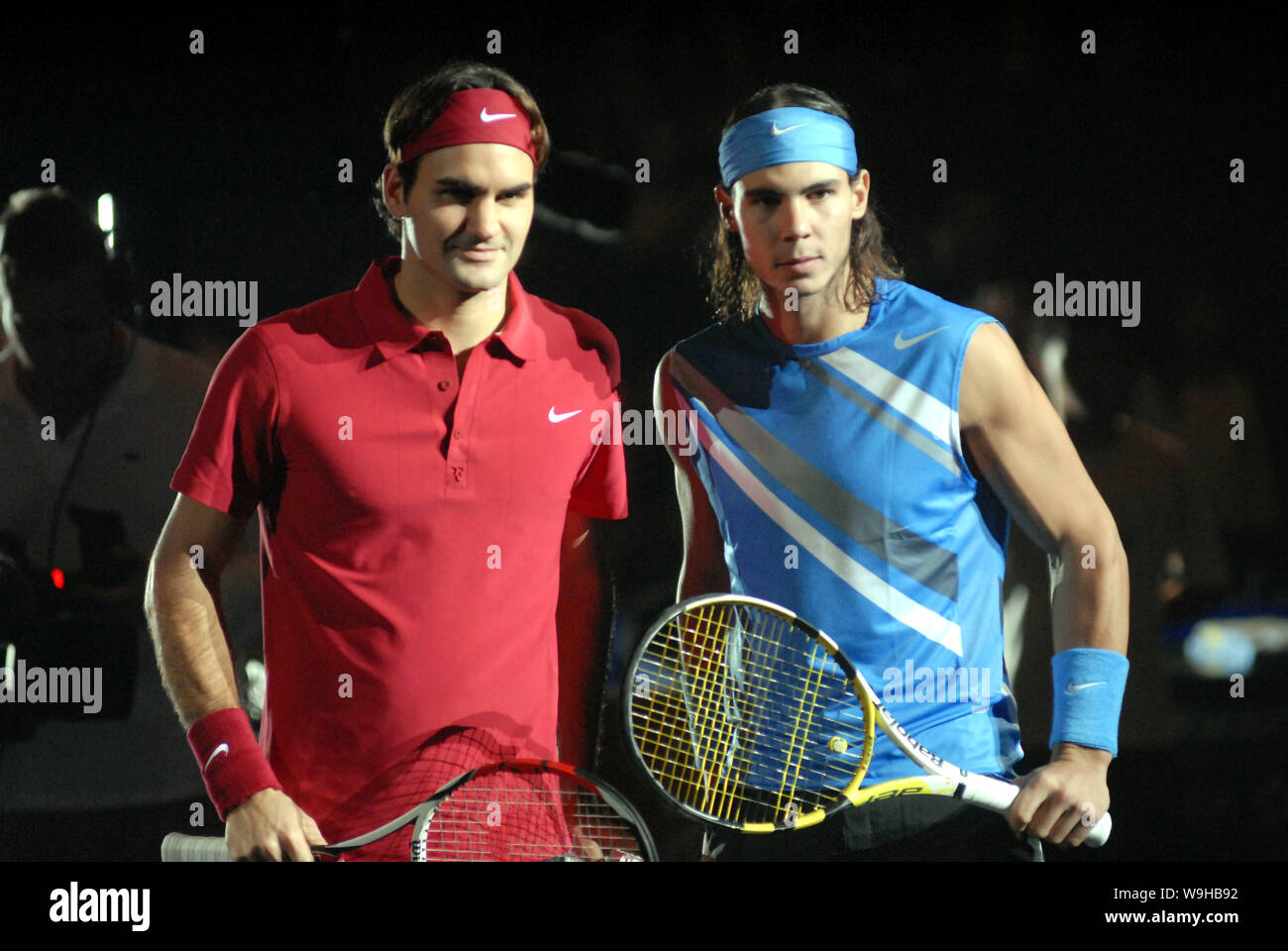 Welt Nr. 1 Roger Federer von der Schweiz, Links, wirft mit Rafael Nadal aus Spanien in ein Halbfinale der Tennis Masters Cup Shanghai 2007 in S Stockfoto