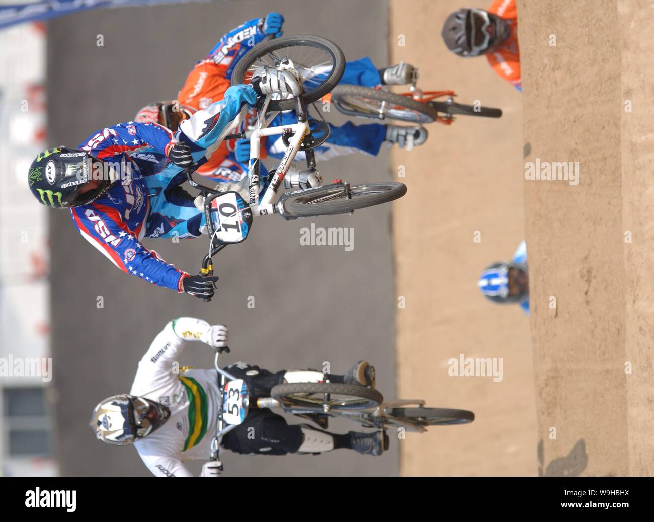 BMX-Radfahrer nehmen einen Sprung während der mens Endrunde der Good Luck Beijing 2007 UCI BMX Supercross-WM in Peking den 21. August 2007. Donny Robinson von Stockfoto