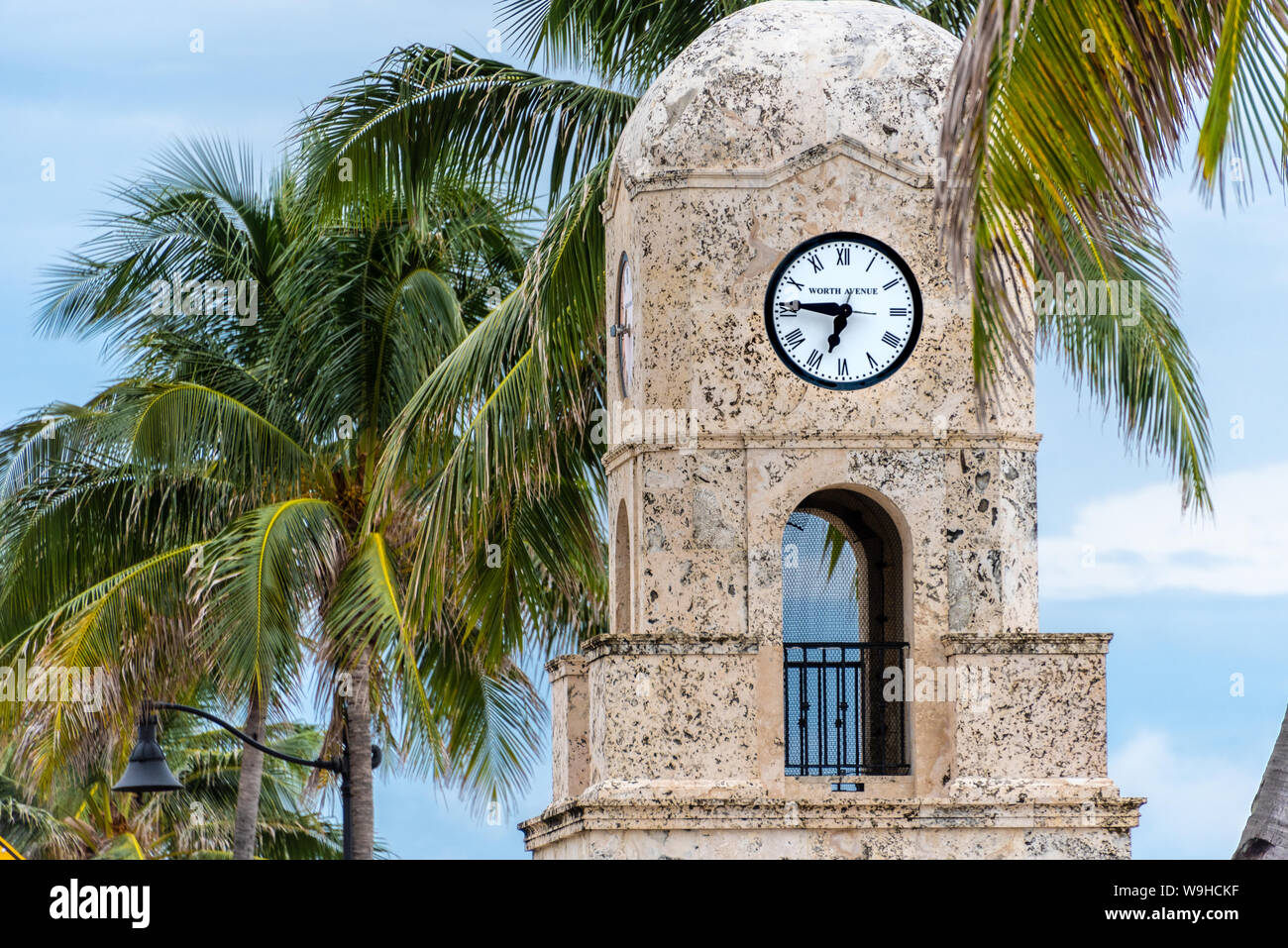 Oceanfront Clock Tower an der Worth Avenue und South Ocean Boulevard in Palm Beach, Florida. (USA) Stockfoto