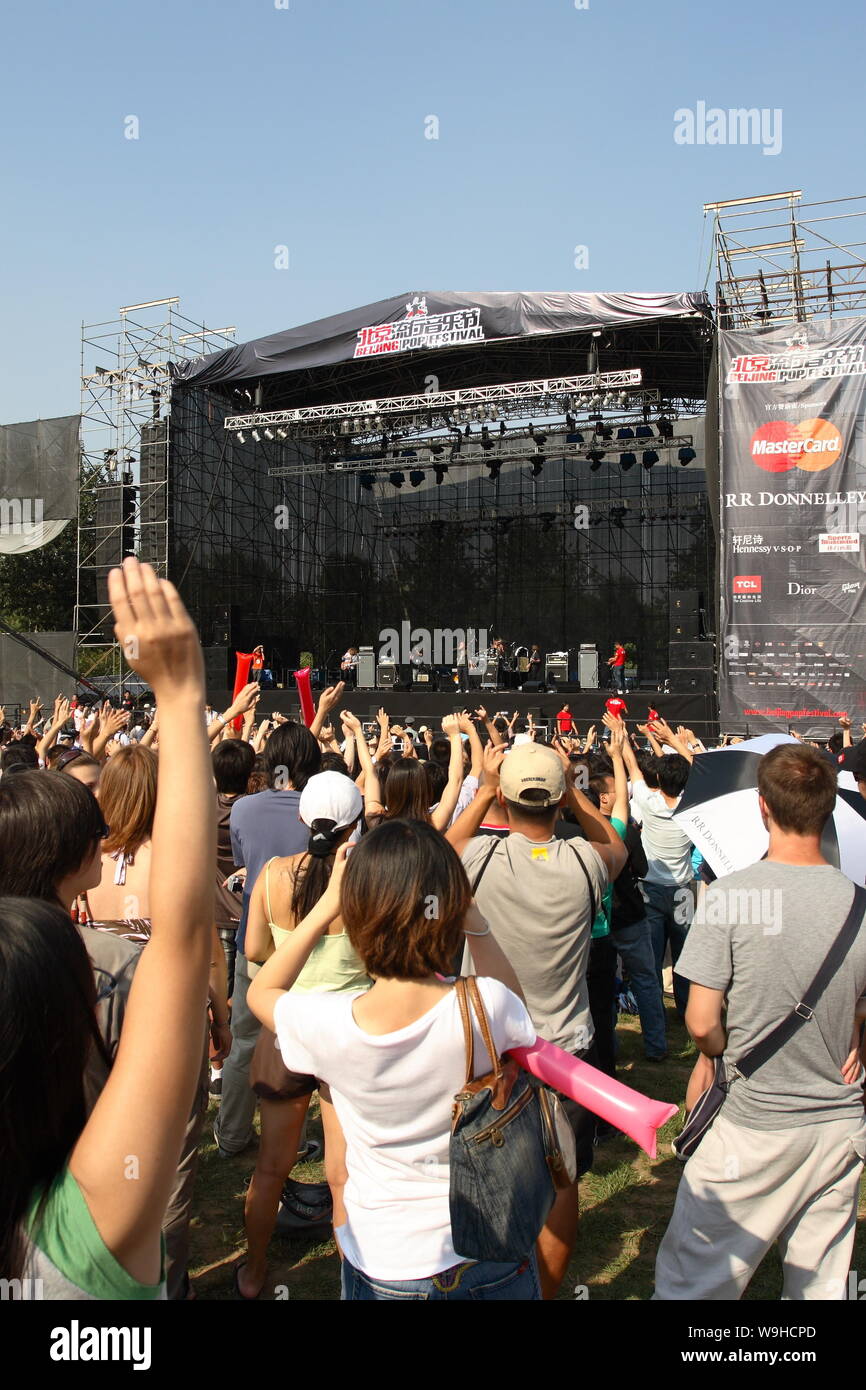 Rock Fans Rock zu den Klängen der Leistungen während Peking Pop Festival im Chaoyang Park in Peking, 8. September 2007. Tausende von chinesischen Rock f Stockfoto