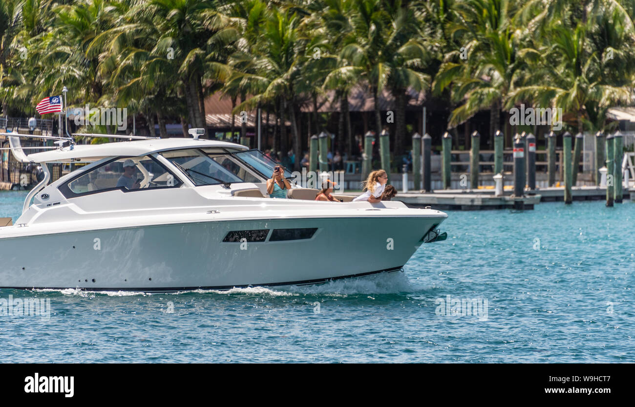 Bootfahrer genießen einen schönen Sommertag Kreuzfahrt durch das Juwel farbiges Wasser des Jupiter Einlass in die loxahatchee River in Jupiter, Florida. Stockfoto
