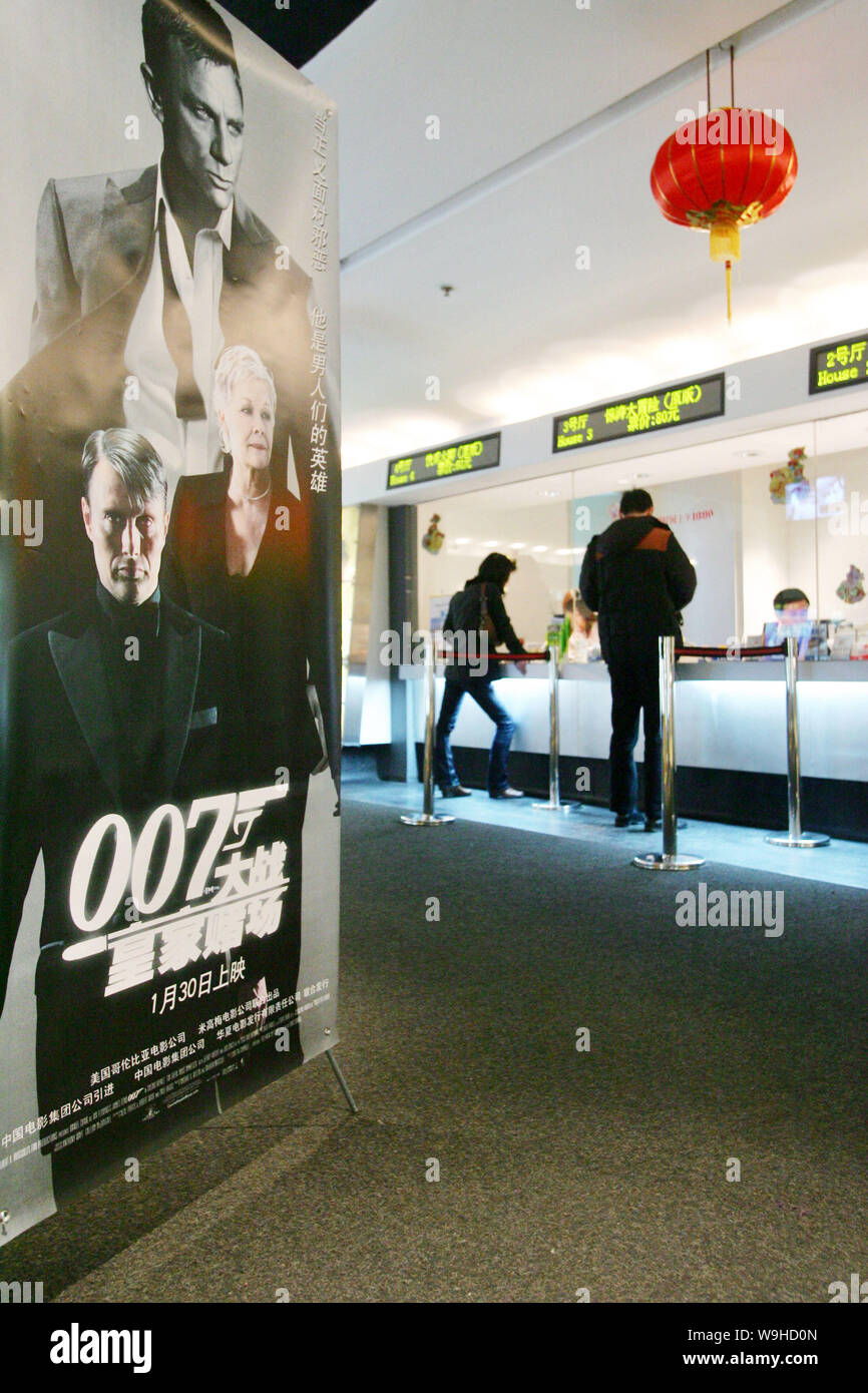 Chinesische Kunden Film kaufen Tickets an der Tageskasse als Werbung Plakat der neue James Bond (007) Film "Casino Royale" in der foregroun gesehen wird Stockfoto