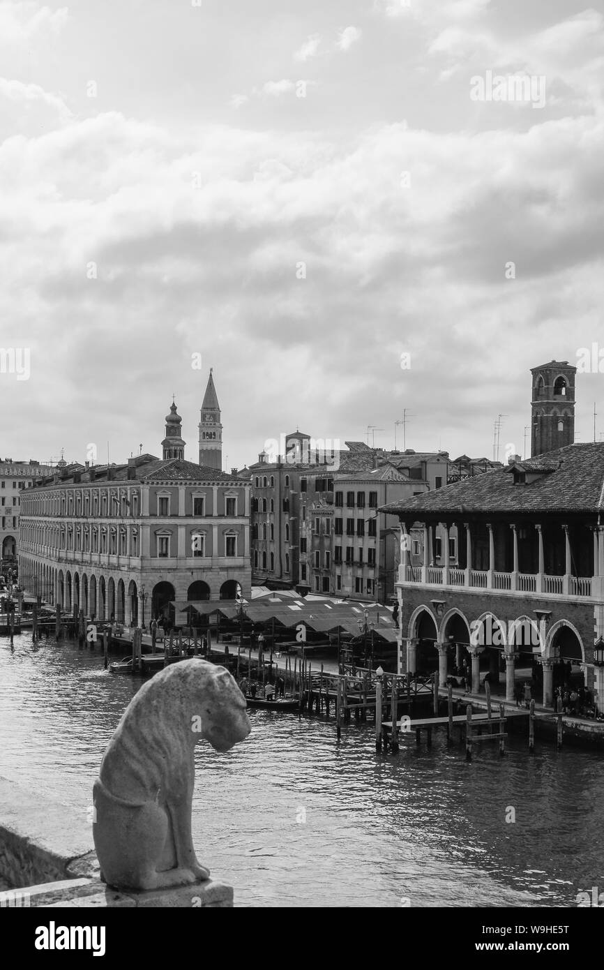 Die Pescheria und Fabbriche Nuove auf dem Canal Grande, Venedig Stockfoto