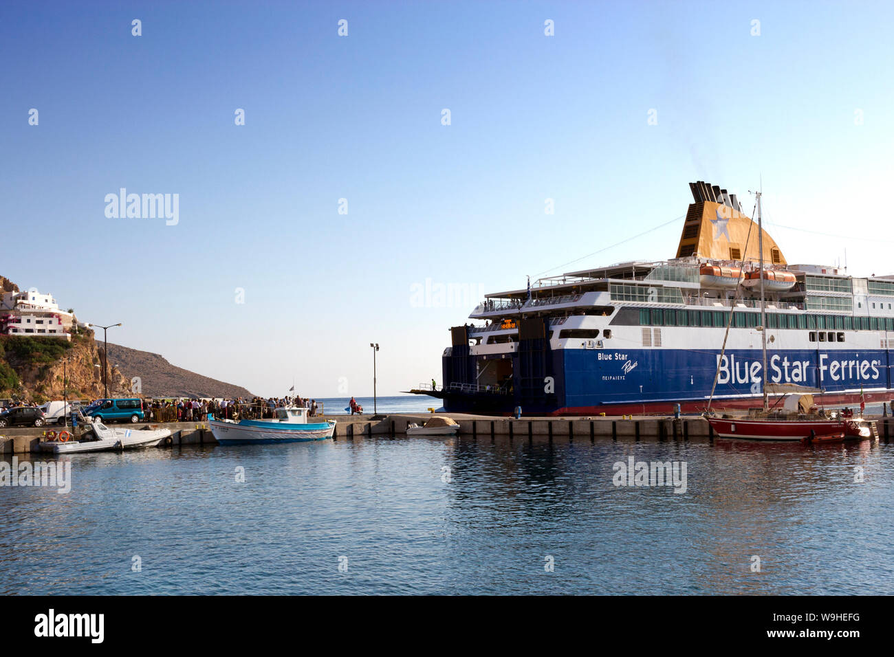 Tilos Island, Griechenland - 23. September 2018. Passagiere warten die Fähre Blue Star Ferries auf dem Weg in den Hafen von Livadi. Tilos liegt auf halbem Weg zwischen Kos und Stockfoto