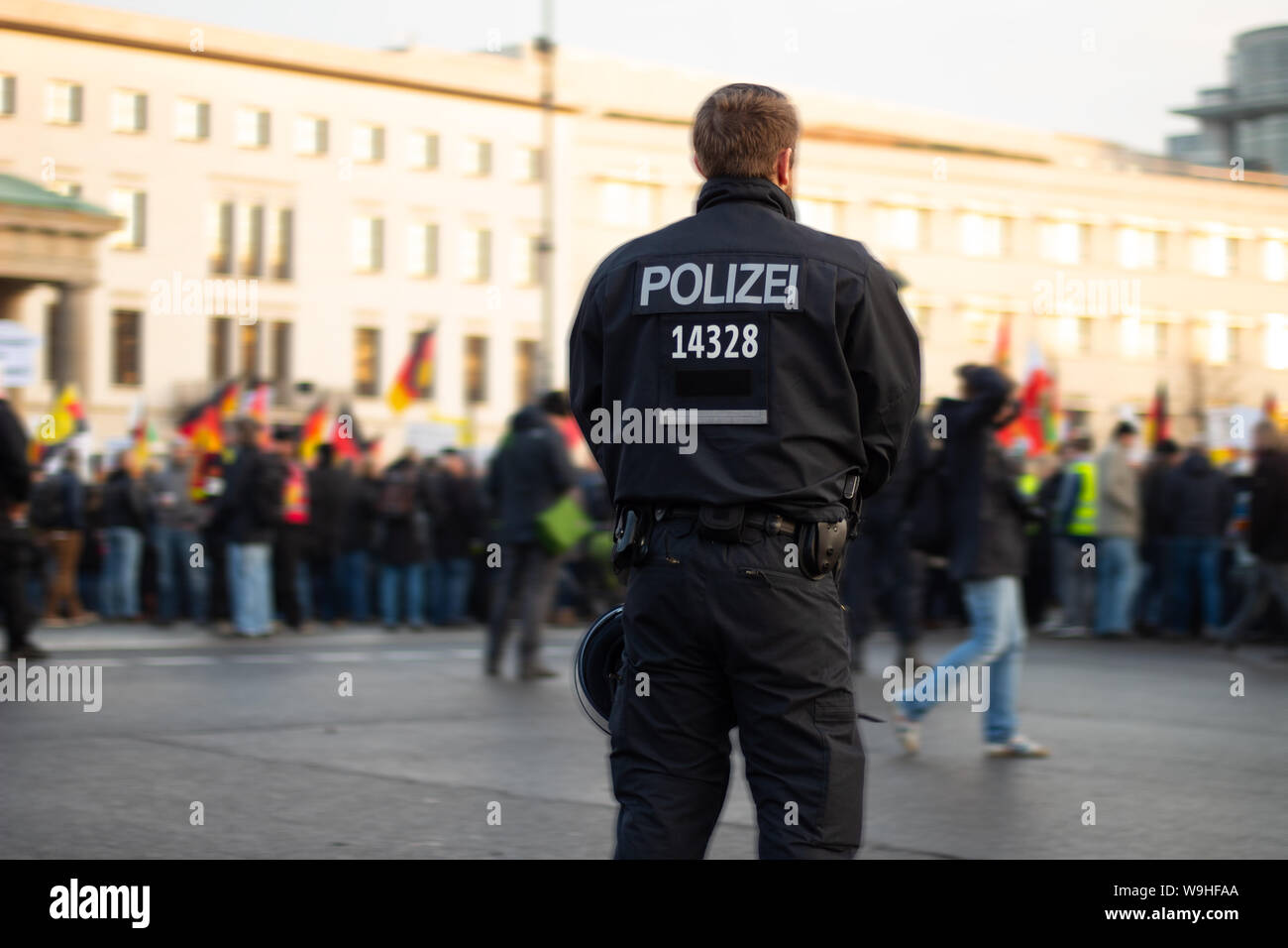 Ein Berlin (Deutsch) Polizisten bewacht eine Demonstration Stockfoto