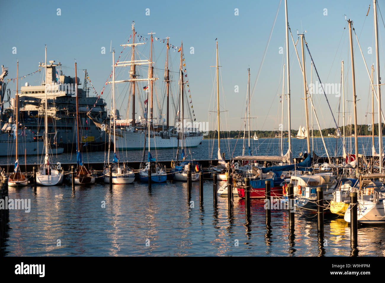 KIEL, Deutschland - Juni 22, 2019: Während der Kieler Woche 2019 den Marinestützpunkt Kiel organisiert eine offene Schiff im Tirpitzhafen. Illustrative editoria Stockfoto