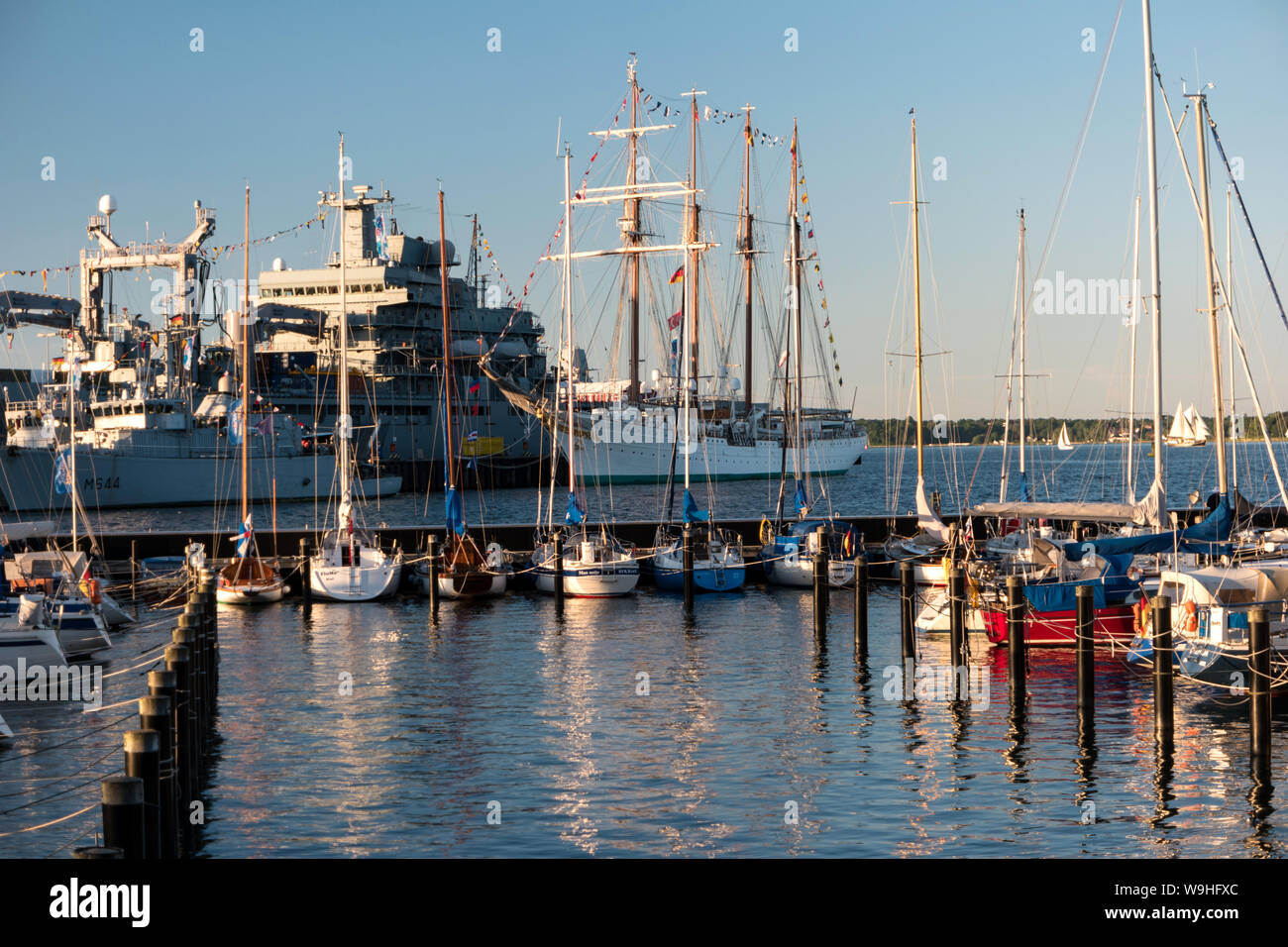 KIEL, Deutschland - Juni 22, 2019: Während der Kieler Woche 2019 den Marinestützpunkt Kiel organisiert eine offene Schiff im Tirpitzhafen. Illustrative editoria Stockfoto