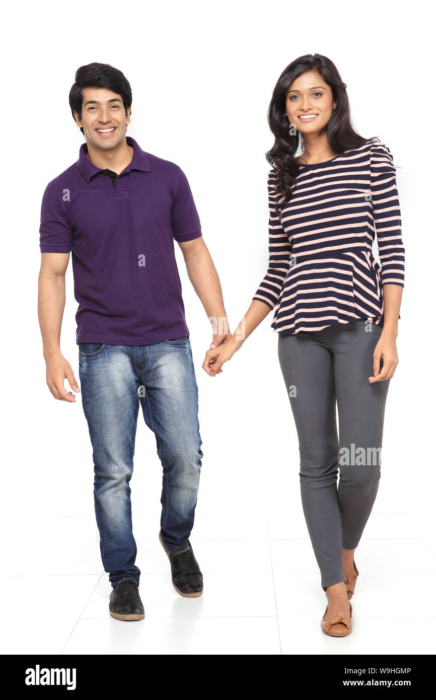 Junges Paar zu Fuß mit der Hand Stockfoto