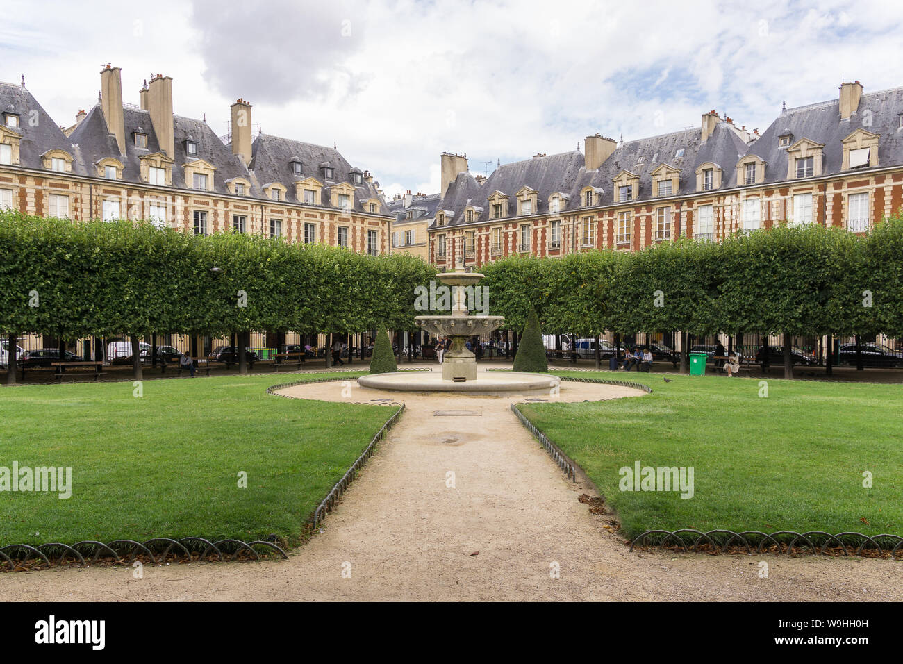 Paris Place des Vosges - Blick auf den Place des Vosges und einer seiner vier Brunnen im Marais-Viertel von Paris, Frankreich, Europa. Stockfoto