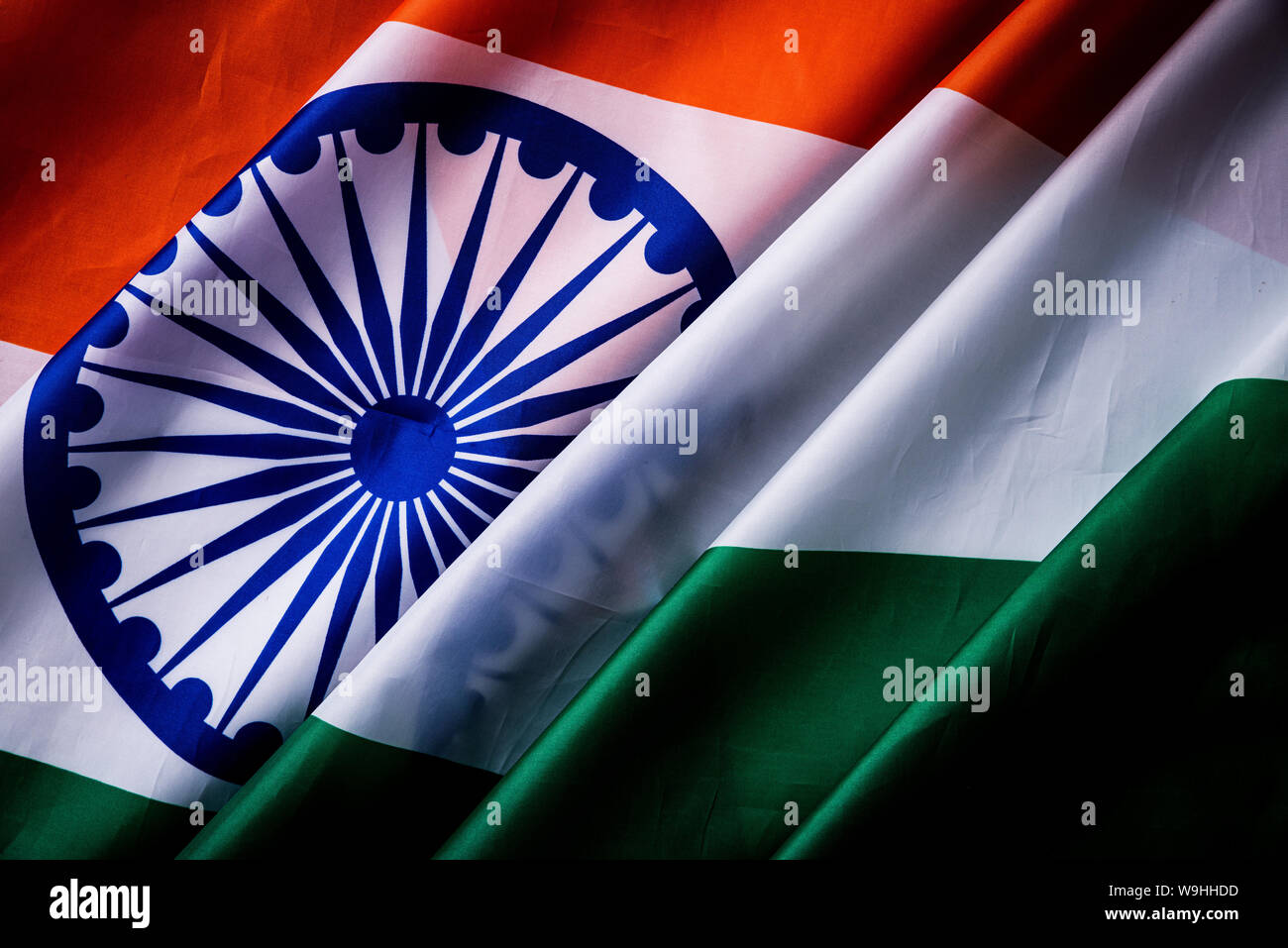 Blick von oben auf die Nationalflagge von Indien über Holz- Hintergrund. Indian Independence Day. Stockfoto
