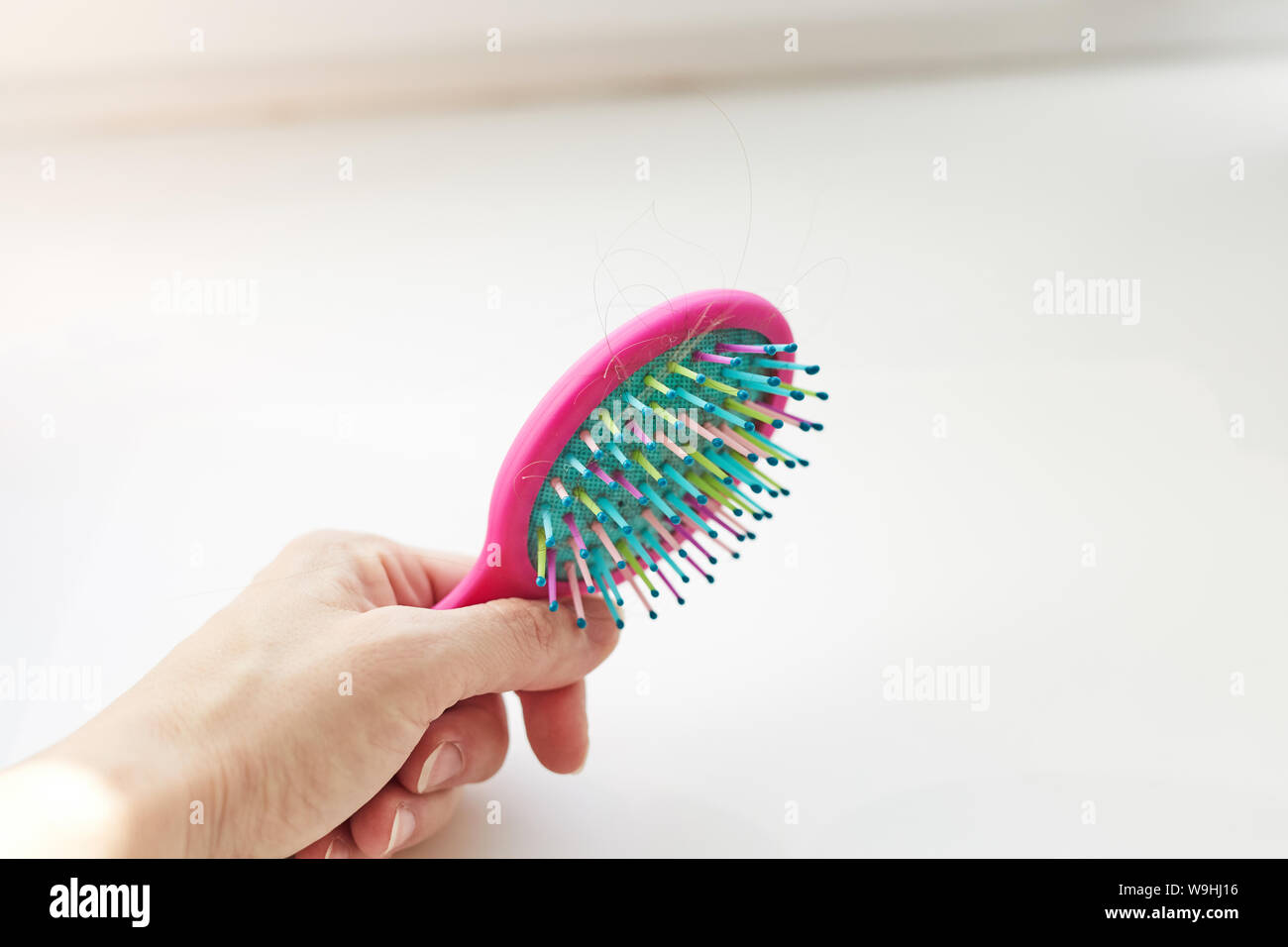 Balding Konzept. Haarausfall. Nahaufnahme der Person Hand Kamm mit Verlust Haar Stockfoto