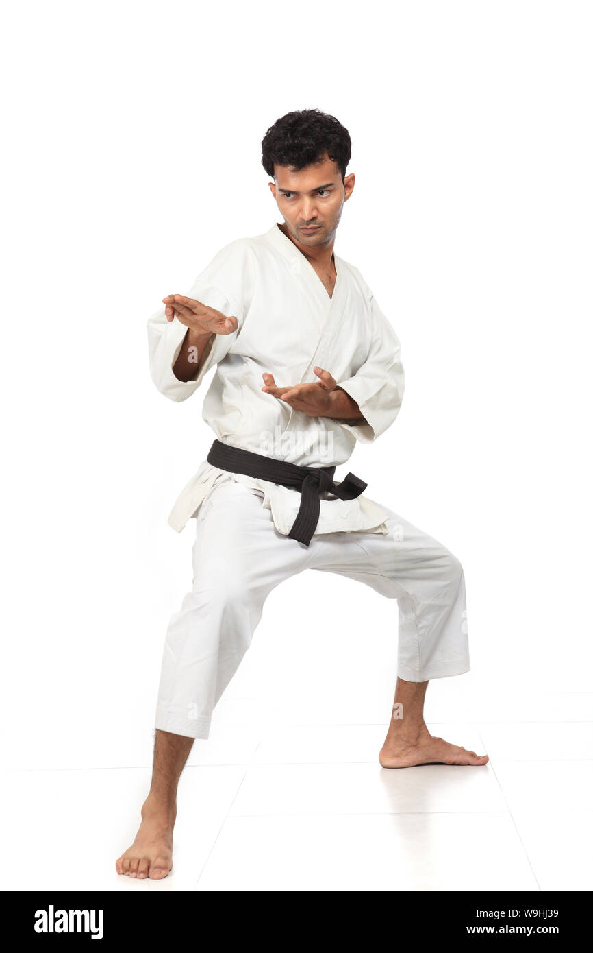 Junger Mann im Judo Haltung Stockfoto
