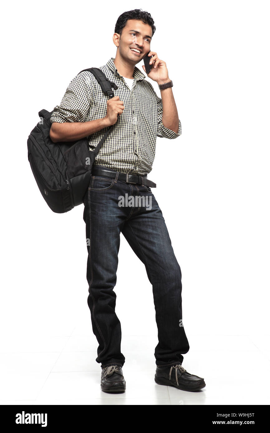 Junger Mann telefonieren mit Handy mit Rucksack Stockfoto