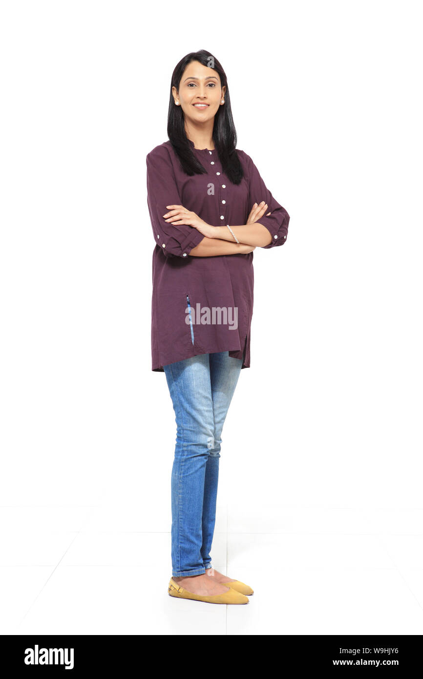 Frau, die Arme gekreuzt Stockfoto
