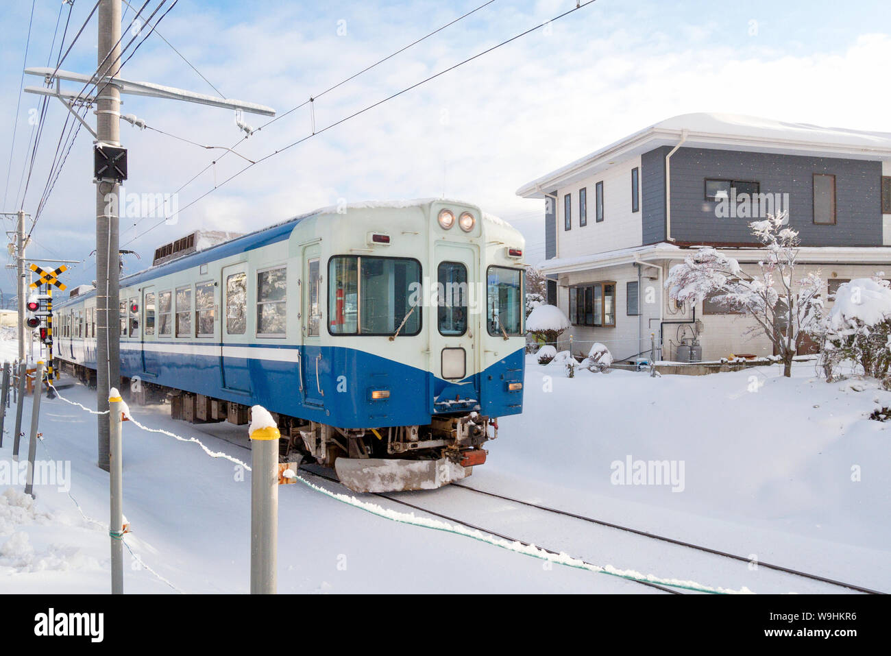 Zug in Bewegung auf die Bahn für Bahn mit weißen Schnee im Winter, Japan Stockfoto