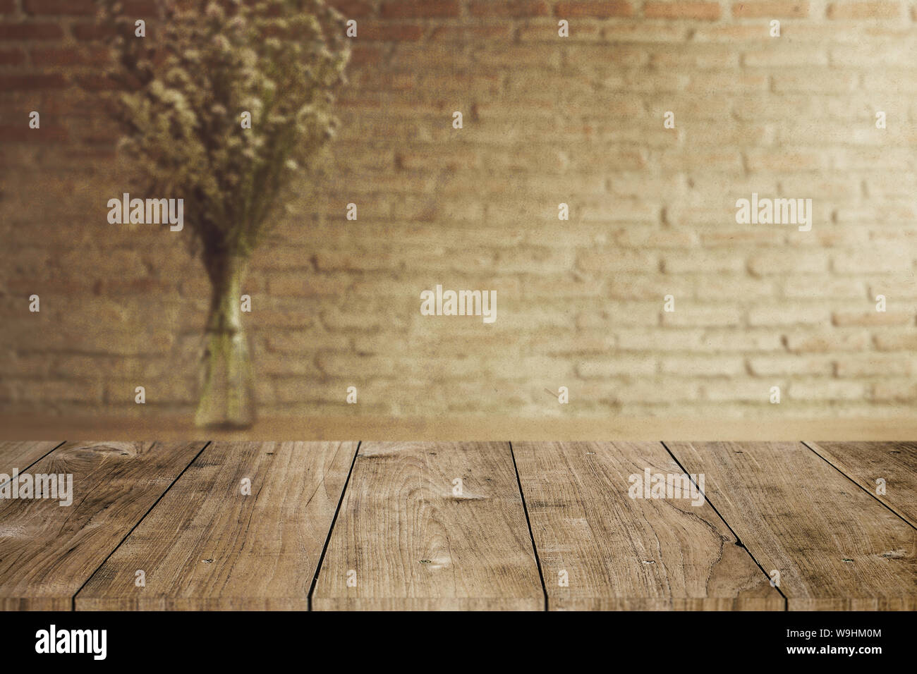 Jahrgang alte braune Ziegelmauer mit hölzernen Tischplatte Vordergrund Platz für Werbung Hintergrund Stockfoto