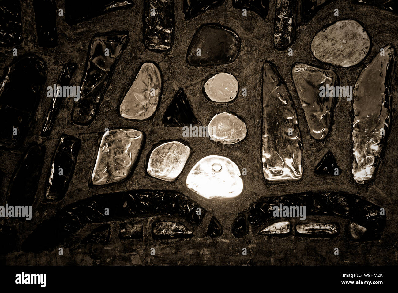 Glas Mosaik aus verschiedenen Stücke mit bunten Lichtern. Stockfoto