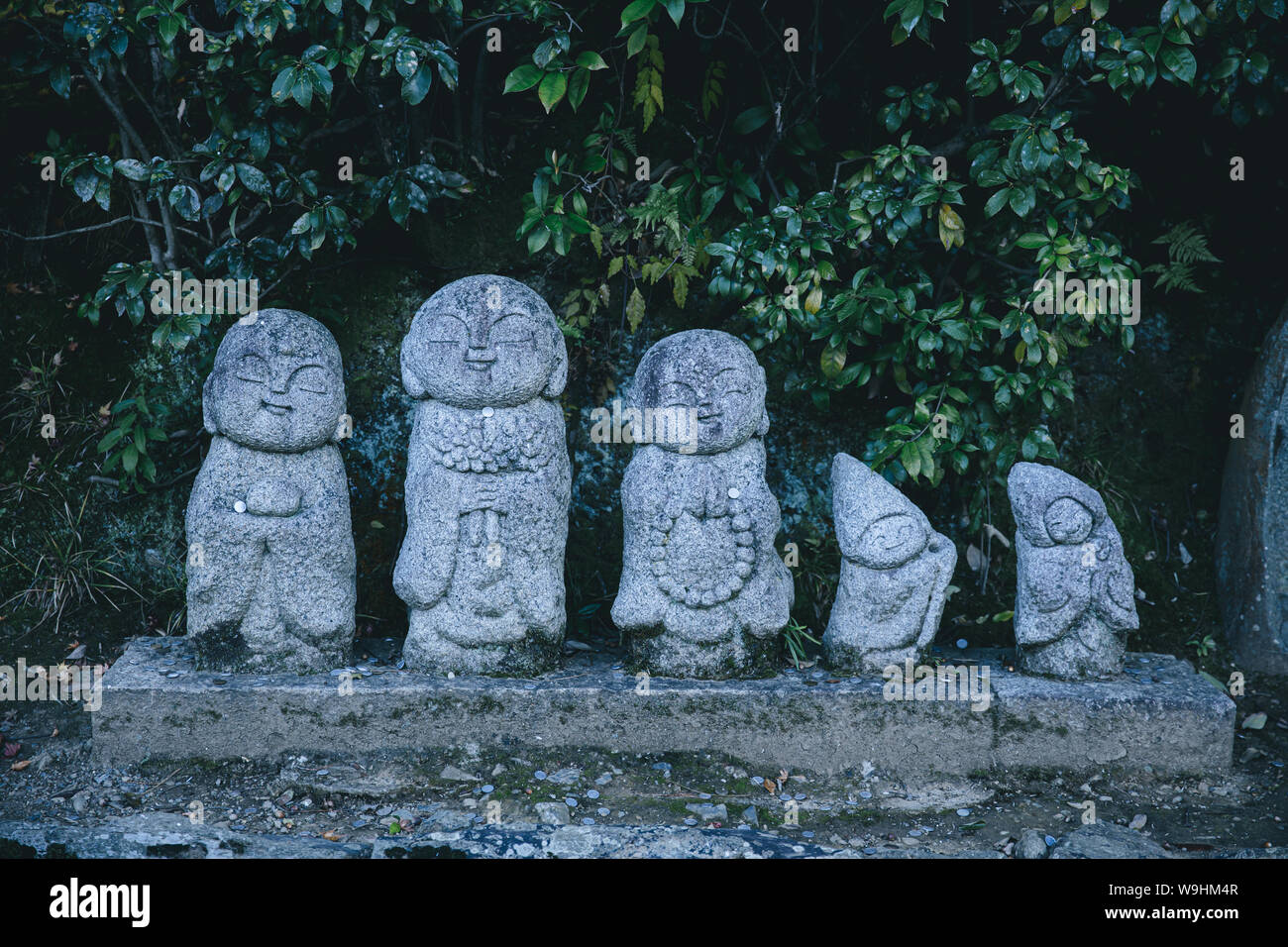 Japanische Stein Buddhas Skulpturen Alte in Kyoto Straße Seite zu segnen. Stockfoto