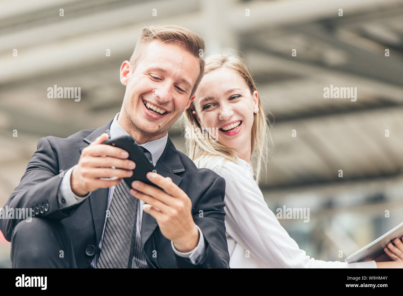 Paare Freund, Business Männer und Frauen interessiert sind im Blick auf mobile Bildschirme glücklich lächeln und lachen. Stockfoto
